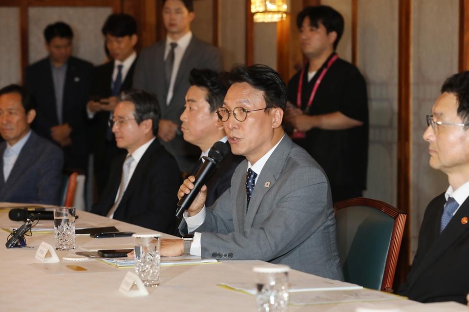 김민석 국무총리가 6일 삼청동 총리서울공관에서 열린 고위 당정 협의회에서 발언을 하고 있다.