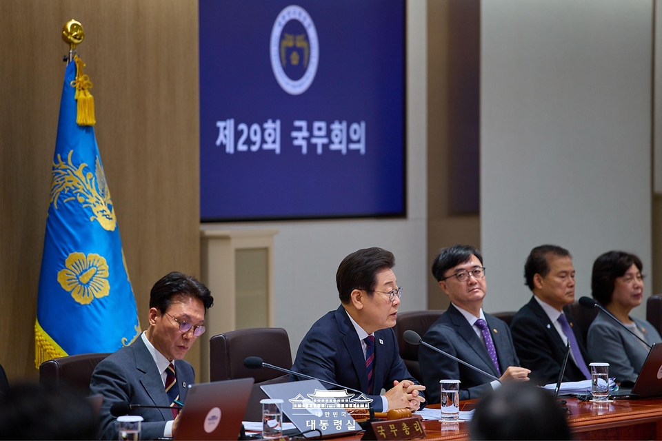이재명 대통령이 5일 용산 대통령실에서 주재한 제29회 국무회의에서 발언하고 있다.