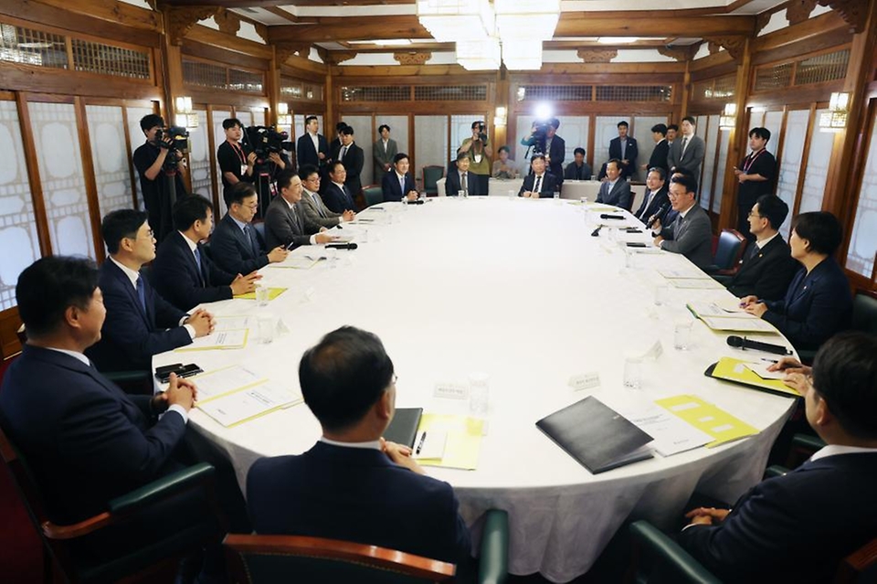 김민석 국무총리가 6일 삼청동 총리서울공관에서 열린 고위 당정 협의회에서 발언을 하고 있다.