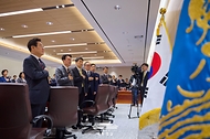 이재명 대통령이 5일 서울 용산 대통령실에서 열린 제29회 국무회의에서 국기에 대한 경례를 하고 있다.