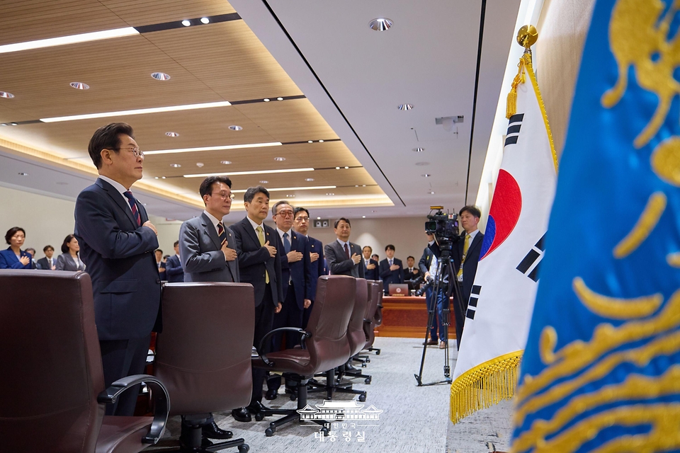 이재명 대통령이 5일 서울 용산 대통령실에서 열린 제29회 국무회의에서 국기에 대한 경례를 하고 있다.