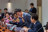 김민석 신임 국무총리가 5일 서울 용산 대통령실에서 열린 제29회 국무회의에서 인사를 하고 있다.