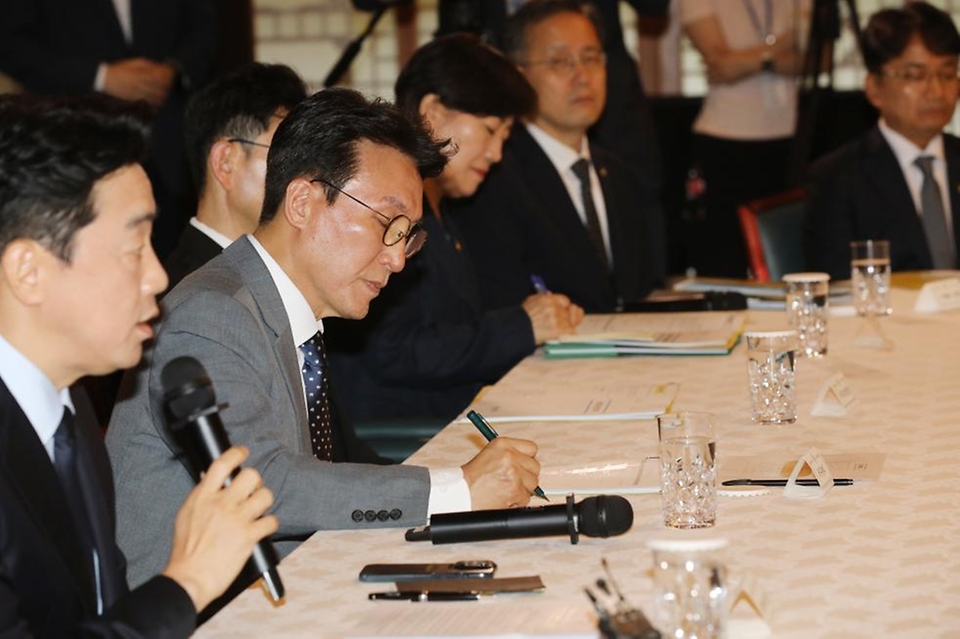 김민석 국무총리가 6일 삼청동 총리서울공관에서 열린 고위 당정 협의회에서 발언을 하고 있다.
