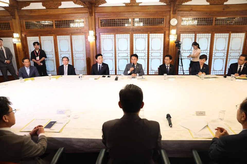 김민석 국무총리가 6일 삼청동 총리서울공관에서 열린 고위 당정 협의회에서 발언을 하고 있다.