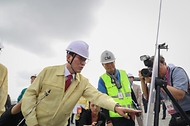 김민석 국무총리가 7일 세종시 국립도시건축박물관 건설 현장을 찾아 건립사업 현황 및 폭염 대비 상황 등을 점검하고 있다.