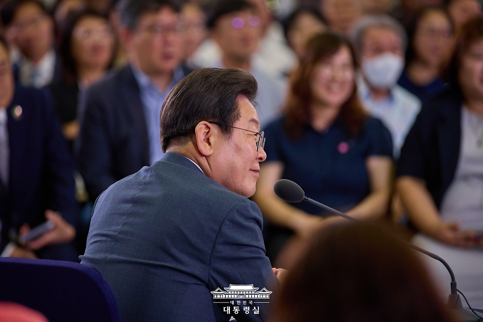  이재명 대통령이 4일 대전컨벤션센터에서 열린 '충청에서 듣다, 충청 타운홀 미팅'에서 발언하고 있다.
