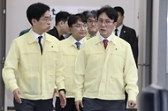 김민석 국무총리가 7일 다솜로 정부세종청사 중앙재난안전상황실에 여름철 재난 대비 상황을 점검하기 위해 입장하고 있다.