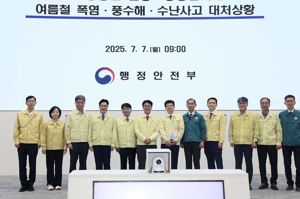 김민석 국무총리가 7일 오전 세종시 정부세종청사 중앙재난안전상황실에서 여름철 재난 대비 상황을 점검한 뒤 기념촬영을 하고 있다.