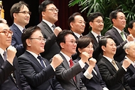 김민석 국무총리가 7일 세종 다솜로 정부세종청사 대강당에서 열린 취임식을 마치고 각 부처 장관들과 기념 사진을 촬영하고 있다.