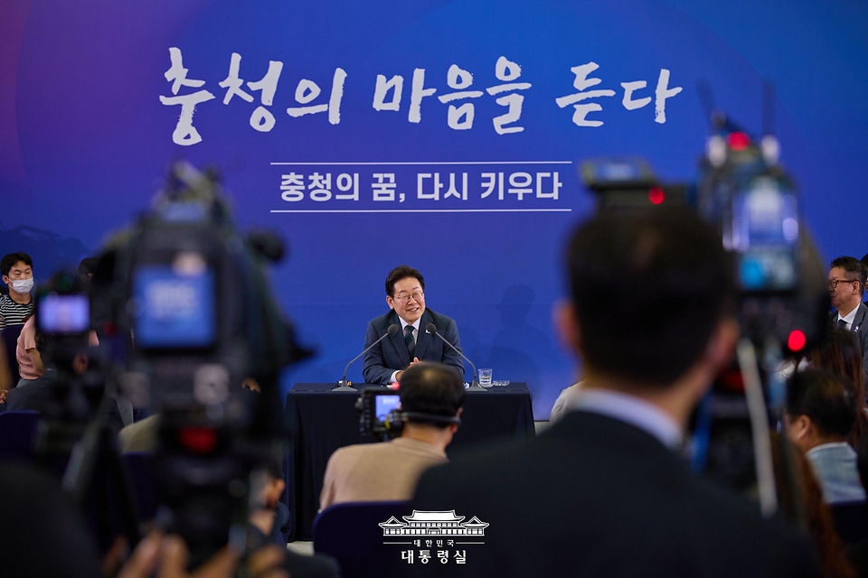  이재명 대통령이 4일 대전컨벤션센터에서 열린 '충청에서 듣다, 충청 타운홀 미팅'에서 발언하고 있다.