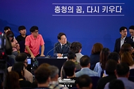 이재명 대통령이 4일 대전컨벤션센터에서 열린 '충청에서 듣다, 충청 타운홀 미팅'에서 참석자 발언을 듣고 있다.