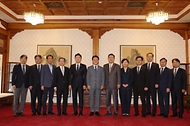 김민석 국무총리가 6일 삼청동 총리서울공관에서 열린 고위 당정 협의회에서 단체 사진을 찍고 있다.