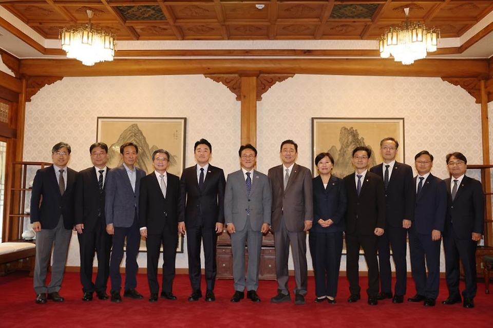 김민석 국무총리가 6일 삼청동 총리서울공관에서 열린 고위 당정 협의회에서 단체 사진을 찍고 있다.