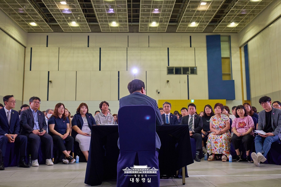  이재명 대통령이 4일 대전컨벤션센터에서 열린 '충청에서 듣다, 충청 타운홀 미팅'에서 발언하고 있다.