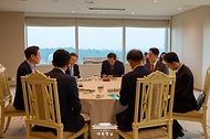 이재명 대통령이 7일 서울 용산 대통령실 청사에서 김민석 국무총리와 주례 보고 회동을 하고 있다.