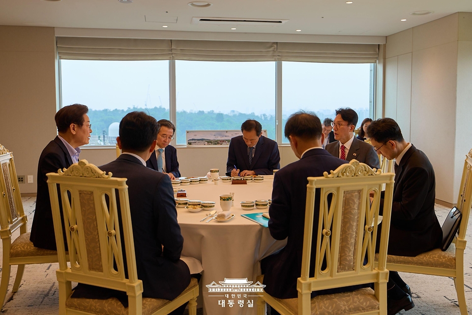 이재명 대통령이 7일 서울 용산 대통령실 청사에서 김민석 국무총리와 주례 보고 회동을 하고 있다.