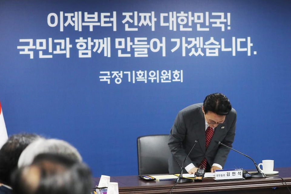 김민석 국무총리가 7일 종로구 국정기획위원회에서 열린 전체회의에 참석, 인사말을 하고 있다.