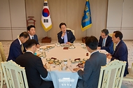 이재명 대통령이 7일 서울 용산 대통령실 청사에서 김민석 국무총리와 주례 보고 회동을 하고 있다.