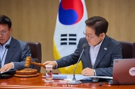 이재명 대통령이 8일 용산 대통령실에서 열린 국무회의에서 의사봉을 두드리고 있다.