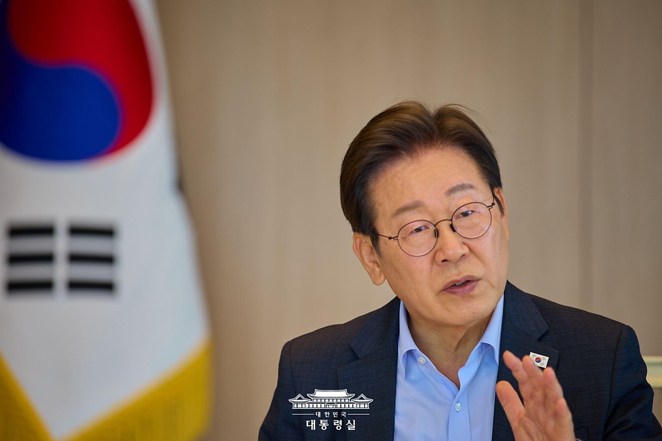 이재명 대통령이 7일 서울 용산 대통령실 청사에서 김민석 국무총리와 주례 보고 회동을 하고 있다.