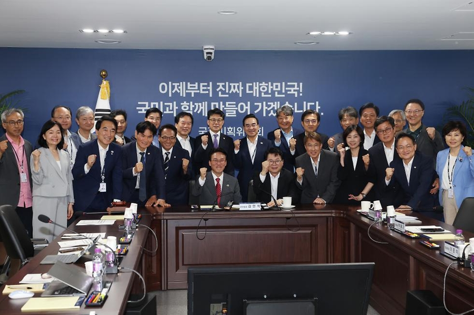 김민석 국무총리가 7일 종로구 국정기획위원회에서 열린 전체회의에 참석, 인사말을 하고 있다.