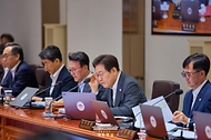 이재명 대통령이 8일 용산 대통령실에서 열린 국무회의를 주재하고 있다.