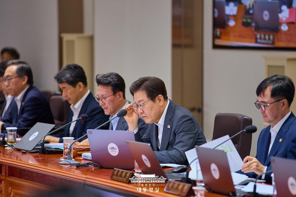 이재명 대통령이 8일 용산 대통령실에서 열린 국무회의를 주재하고 있다.