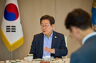 이재명 대통령이 7일 서울 용산 대통령실 청사에서 김민석 국무총리와 주례 보고 회동을 하고 있다.