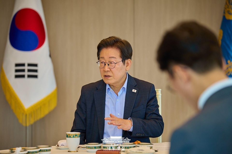 이재명 대통령이 7일 서울 용산 대통령실 청사에서 김민석 국무총리와 주례 보고 회동을 하고 있다.