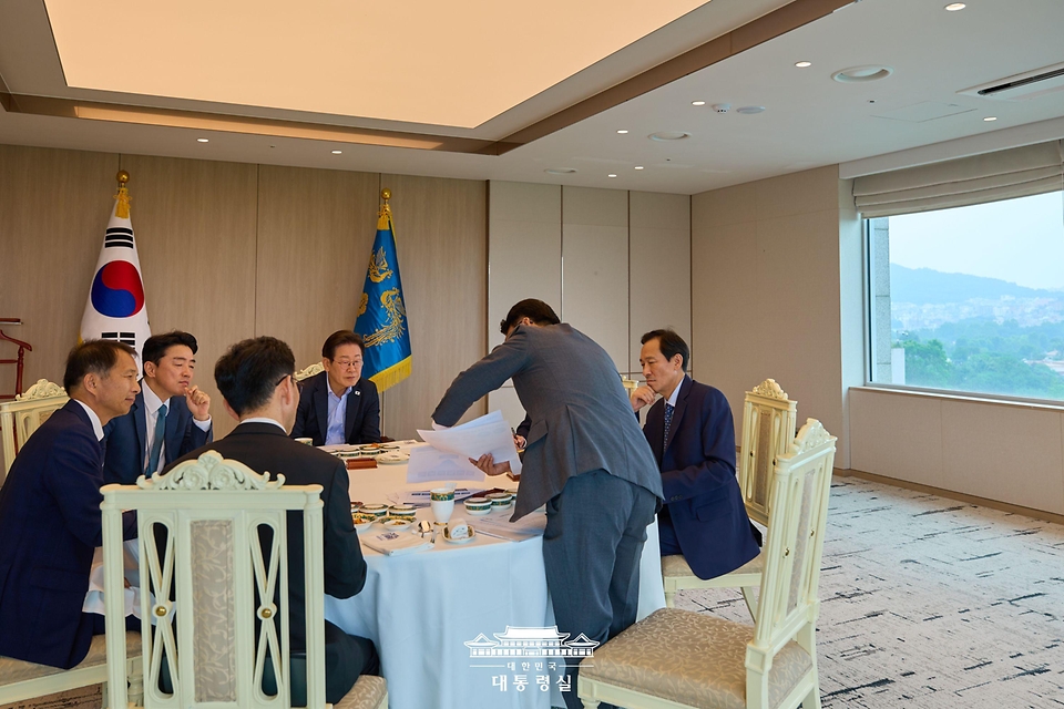 이재명 대통령이 7일 서울 용산 대통령실 청사에서 김민석 국무총리와 주례 보고 회동을 하고 있다.