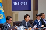 이재명 대통령이 8일 용산 대통령실에서 열린 국무회의를 주재하고 있다.