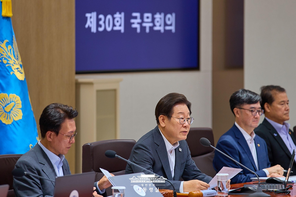 이재명 대통령이 8일 용산 대통령실에서 열린 국무회의를 주재하고 있다.
