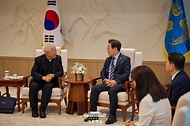 이재명 대통령이 7일 용산 대통령실에서 유흥식 추기경을 접견하고 있다.
