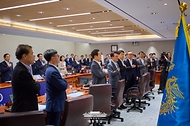 이재명 대통령이 8일 용산 대통령실에서 열린 국무회의에서 국기에 경례를 하고 있다.