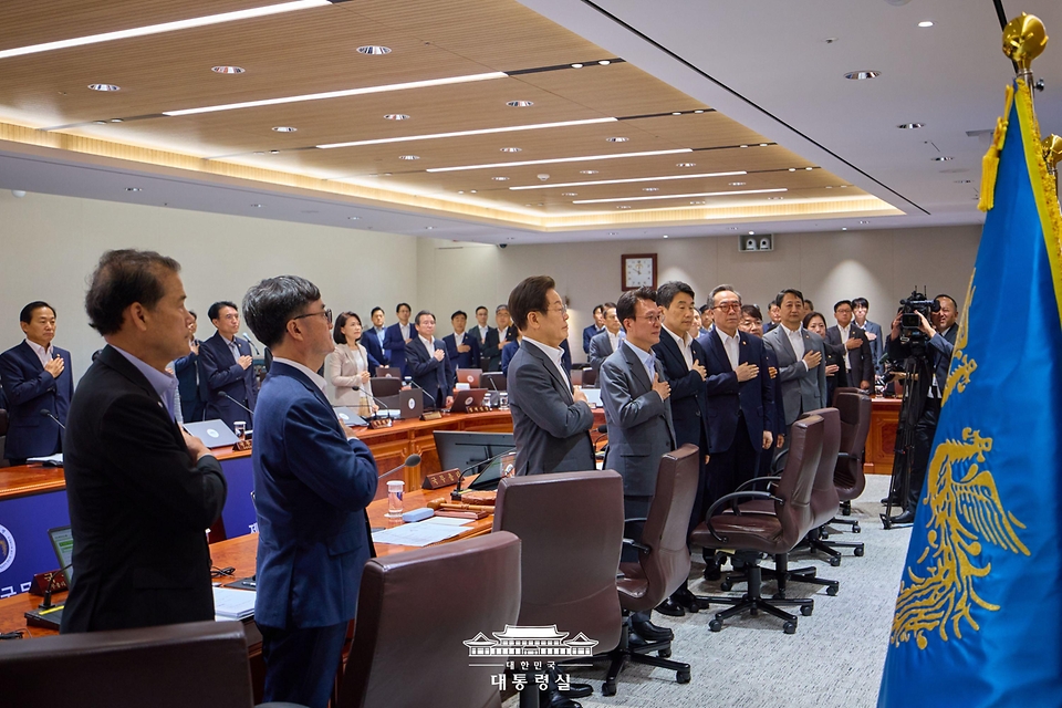 이재명 대통령이 8일 용산 대통령실에서 열린 국무회의에서 국기에 경례를 하고 있다.