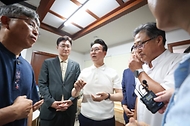 김민석 국무총리가 9일 대전 동구 쪽방 상담소를 방문, 시설을 둘러보고 현황 설명을 들은 뒤 여름철 폭염 대비 당부의 말을 하고 있다.