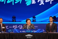 이재명 대통령이 8일 서울 용산구 한 호텔에서 열린 방위산업의 날 토론회에서 발언을 하고 있다.
