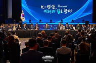 이재명 대통령이 8일 서울 그랜드 하얏트 호텔에서 열린 방위산업의 날 토론회를 주재하고 있다. 