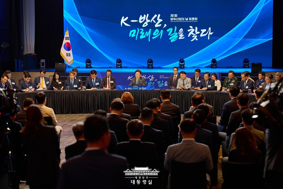 이재명 대통령이 8일 서울 그랜드 하얏트 호텔에서 열린 방위산업의 날 토론회를 주재하고 있다. 