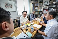 김민석 국무총리가 9일 대전 동구 쪽방 상담소를 방문, 시설을 둘러보고 현황 설명을 들은 뒤 여름철 폭염 대비 당부의 말을 하고 있다.