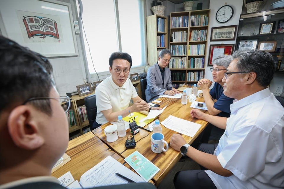김민석 국무총리가 9일 대전 동구 쪽방 상담소를 방문, 시설을 둘러보고 현황 설명을 들은 뒤 여름철 폭염 대비 당부의 말을 하고 있다.