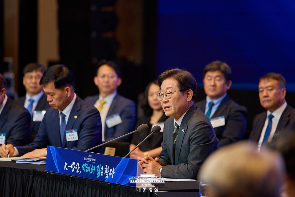 이재명 대통령이 8일 서울 용산구 한 호텔에서 열린 방위산업의 날 토론회에서 발언을 하고 있다.
