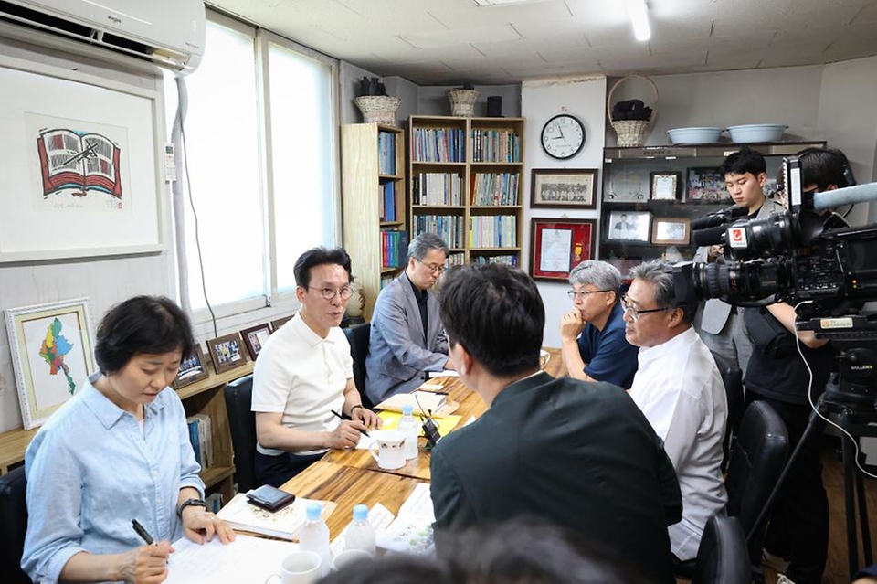 김민석 국무총리가 9일 대전 동구 쪽방 상담소를 방문, 시설을 둘러보고 현황 설명을 들은 뒤 여름철 폭염 대비 당부의 말을 하고 있다.
