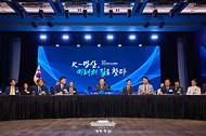 이재명 대통령이 8일 서울 그랜드 하얏트 호텔에서 열린 방위산업의 날 토론회를 주재하고 있다. 