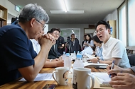 김민석 국무총리가 9일 대전 동구 쪽방 상담소를 방문, 시설을 둘러보고 현황 설명을 들은 뒤 여름철 폭염 대비 당부의 말을 하고 있다.