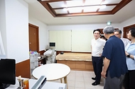 김민석 국무총리가 9일 대전 동구 쪽방 상담소를 방문, 시설을 둘러보고 현황 설명을 들은 뒤 여름철 폭염 대비 당부의 말을 하고 있다.