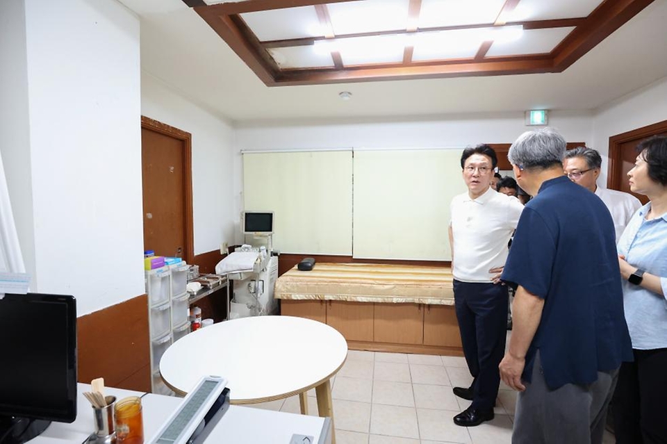 김민석 국무총리가 9일 대전 동구 쪽방 상담소를 방문, 시설을 둘러보고 현황 설명을 들은 뒤 여름철 폭염 대비 당부의 말을 하고 있다.