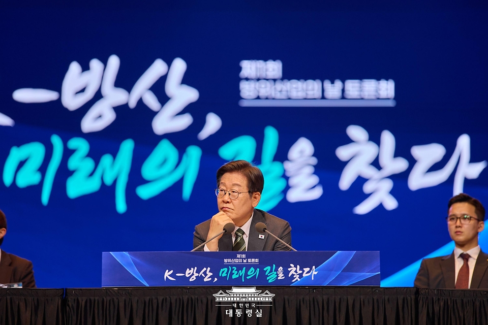 이재명 대통령이 8일 서울 그랜드 하얏트 호텔에서 열린 방위산업의 날 토론회를 주재하고 있다. 