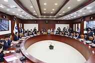 김민석 국무총리가 10일 세종대로 정부서울청사에서 열린 국정현안관계장관회의를 주재, 모두발언을 하고 있다.
