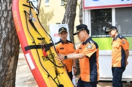 허석곤 소방청장은 9일 오후 여름 성수기를 맞아 해수욕장을 찾는 피서객들의 안전을 확보하기 위해 강원도 경포해수욕장에 위치한 119시민수상구조대를 방문해 수난사고 대비태세 및 수난 대응장비 등을 점검했다.